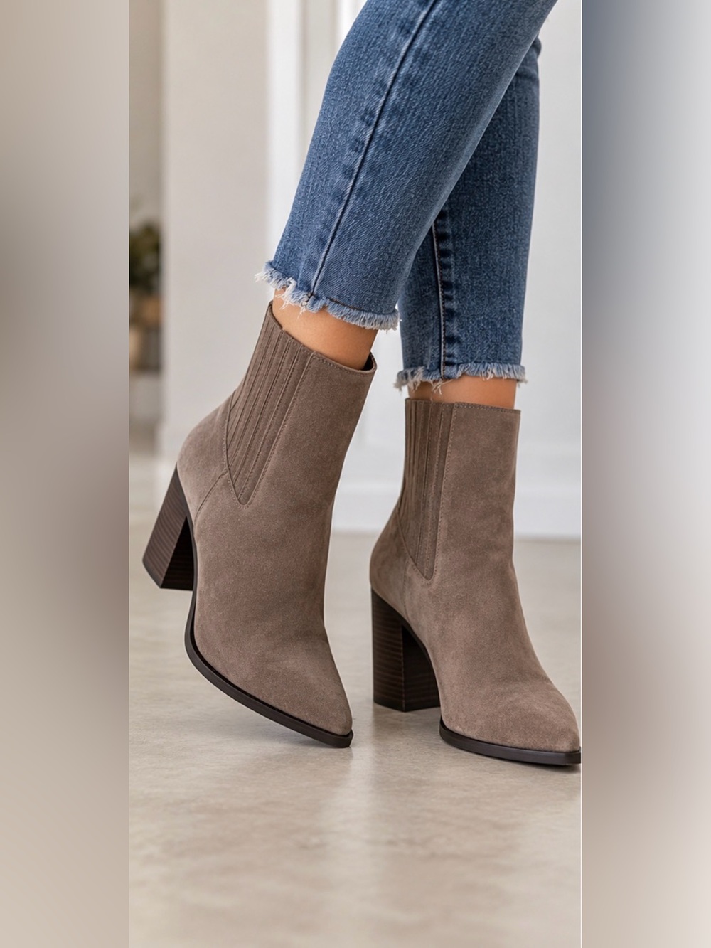 JESSICA SIMPSON || Bolesia Taupe Suede Pointed Toe Weatern Ankle Boots. Sz.9M/40